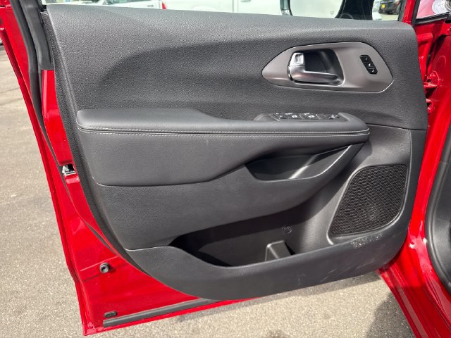 New 2025 Chrysler Pacifica Select AWD/4WD image 16