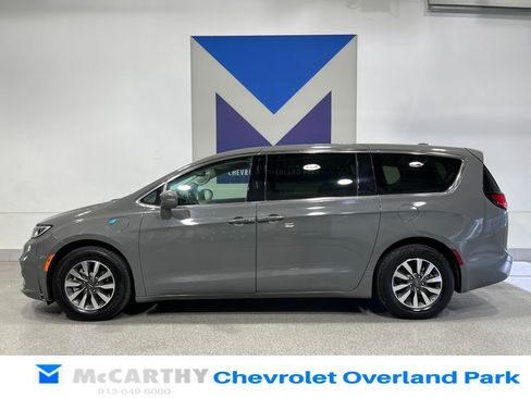 Used 2022 Chrysler Pacifica Touring-L FWD image 8