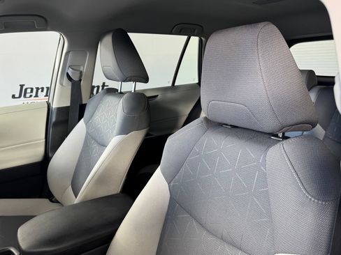 Used 2025 Toyota RAV4 XLE FWD image 10