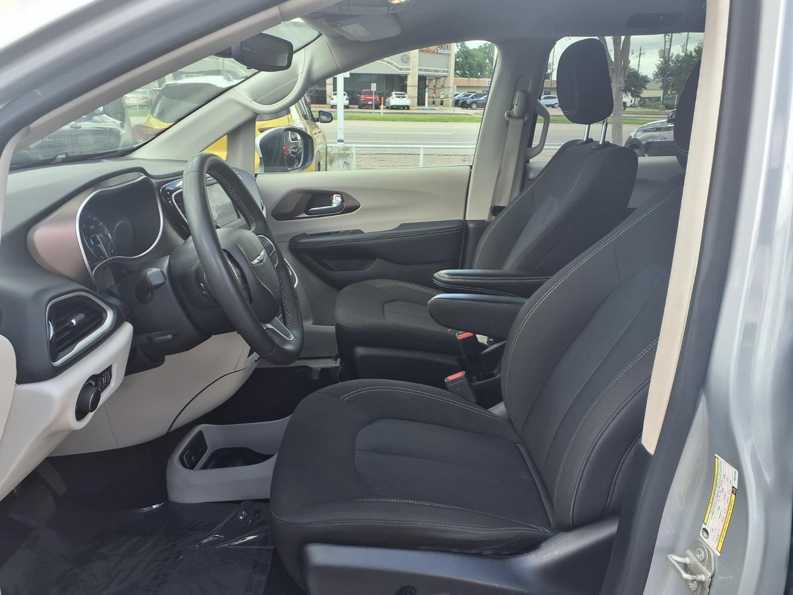Used 2023 Chrysler Voyager LX FWD image 18