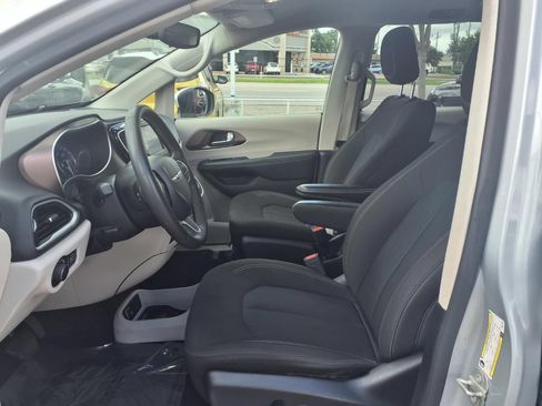 Used 2023 Chrysler Voyager LX FWD image 18