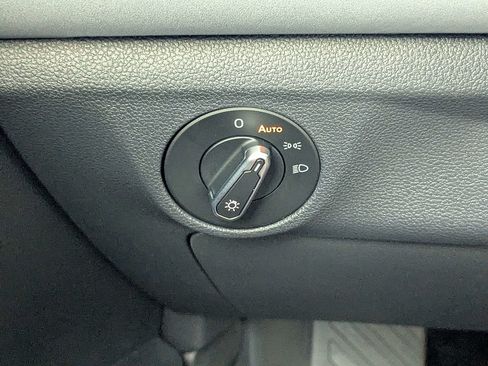 Used 2025 Volkswagen Jetta SE w/ Sunroof Package FWD image 24