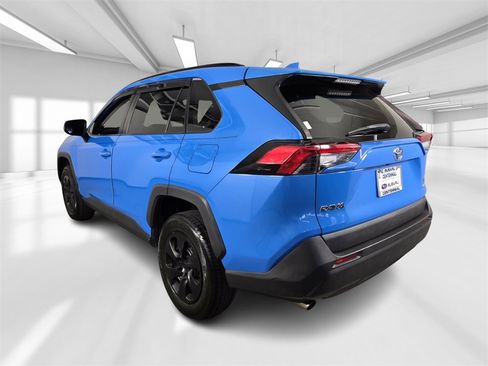 Used 2020 Toyota RAV4 LE image 4