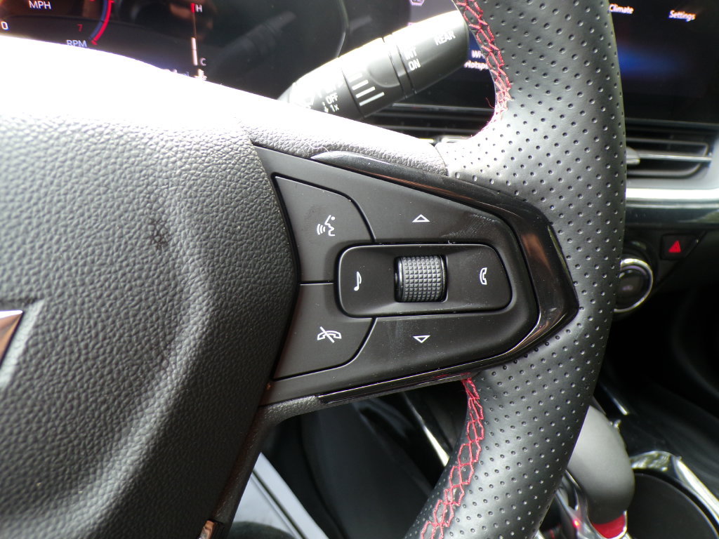 Used 2025 Chevrolet Trax RS w/ Sunroof Package FWD image 32