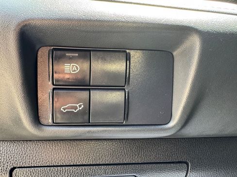 Used 2021 Toyota Highlander XLE AWD/4WD image 14