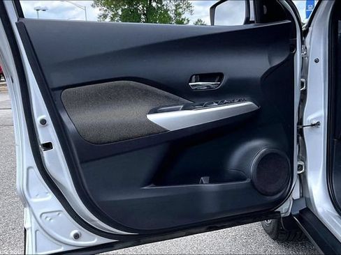 Used 2018 Nissan Kicks SV FWD image 17