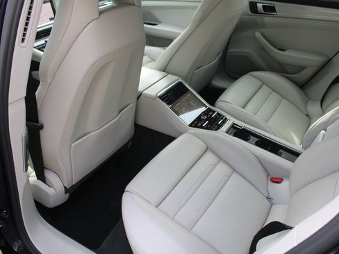 Used 2018 Porsche Panamera 4S image 23