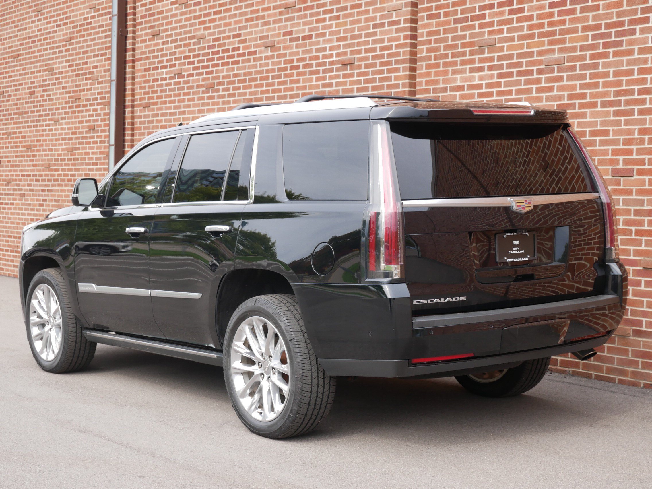 Used 2019 Cadillac Escalade Premium Luxury AWD/4WD image 3