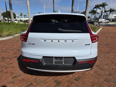Used 2024 Volvo XC40 B5 Plus image 5
