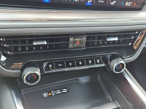 Used 2025 Chevrolet Suburban Z71 AWD/4WD image 48