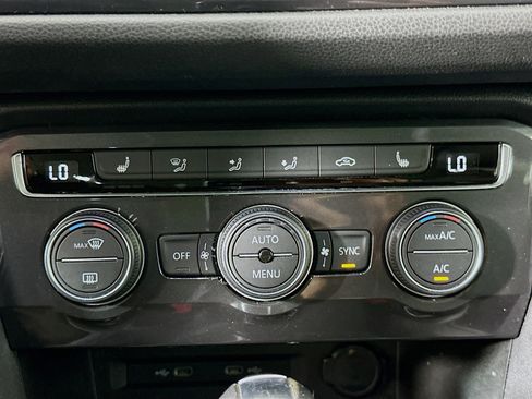 Used 2021 Volkswagen Tiguan SE image 23