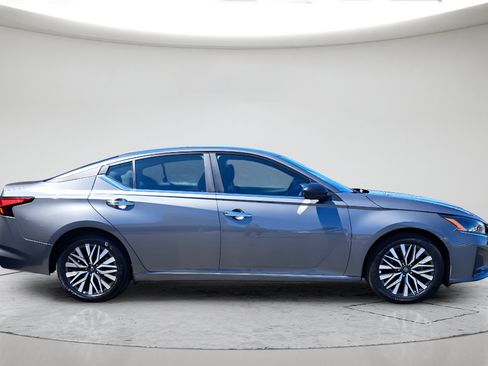 Used 2025 Nissan Altima 2.5 SV FWD image 4