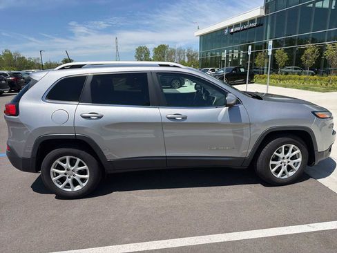 Used 2016 Jeep Cherokee Latitude w/ Cold Weather Group AWD/4WD image 12