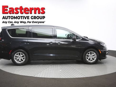Used 2023 Chrysler Pacifica Touring-L FWD image 44