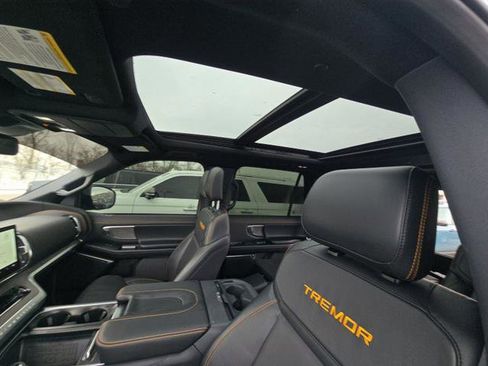 Used 2025 Ford Expedition Tremor image 3