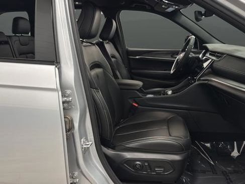 Used 2024 Jeep Grand Cherokee Limited w/ Black Appearance Package image 21