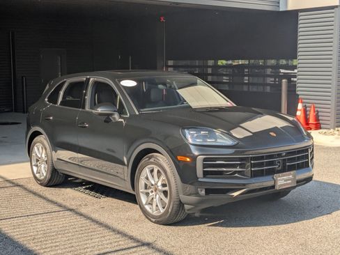 Used 2025 Porsche Cayenne image 7