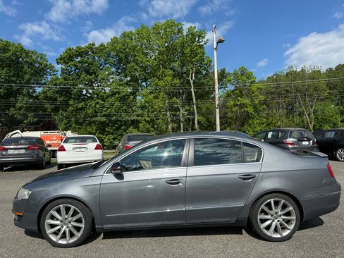 Used 2008 Volkswagen Passat VR6 FWD image 4