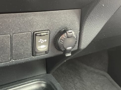 Used 2018 Toyota RAV4 XLE FWD image 23