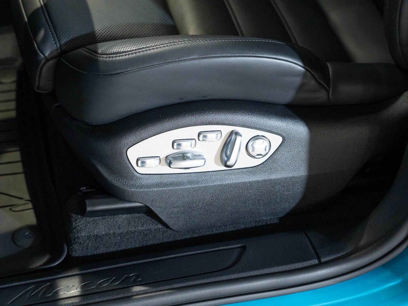 Certified 2023 Porsche Macan AWD/4WD image 13