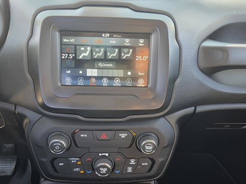 Used 2018 Jeep Renegade Latitude image 18