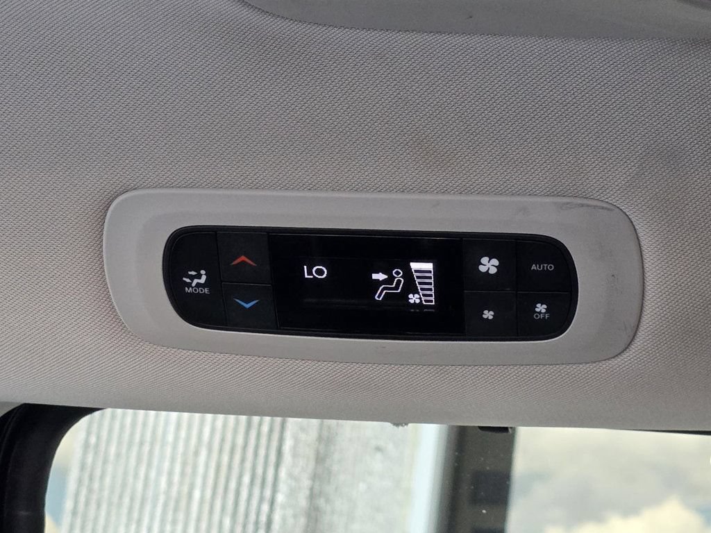 Used 2024 Chrysler Pacifica Touring-L FWD image 9