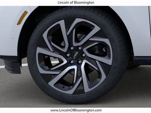 New 2026 Lincoln Navigator Reserve AWD/4WD image 18