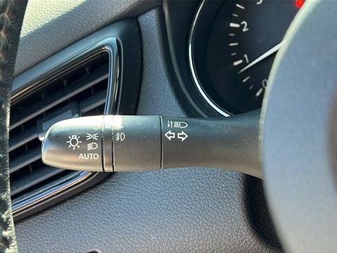 Used 2020 Nissan Rogue SV image 16