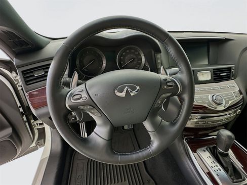 Used 2018 INFINITI Q70 Luxe w/ Sport Package image 12