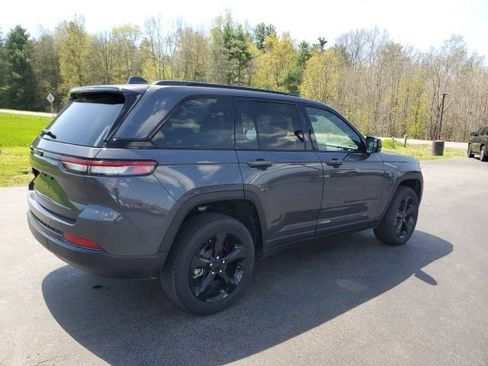 Used 2025 Jeep Grand Cherokee Altitude AWD/4WD image 5