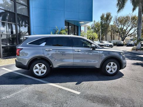Used 2023 Kia Sorento LX image 9