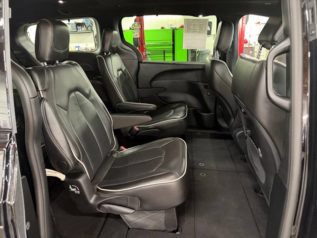 Used 2025 Chrysler Pacifica Limited FWD image 16