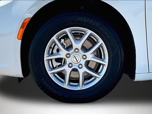 Used 2024 Chrysler Pacifica Touring-L FWD image 37