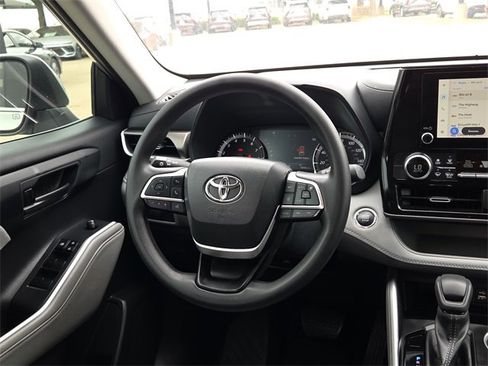 Used 2023 Toyota Highlander L image 12