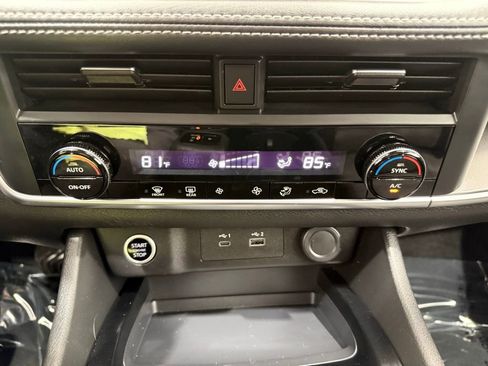 Used 2023 Nissan Rogue SV image 30