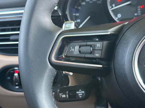 Certified 2025 Porsche Macan AWD/4WD image 26