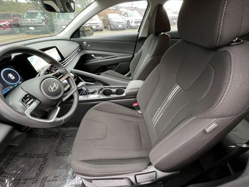 Used 2025 Hyundai Elantra SEL image 29
