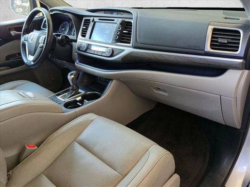 Used 2017 Toyota Highlander Limited Platinum FWD image 22