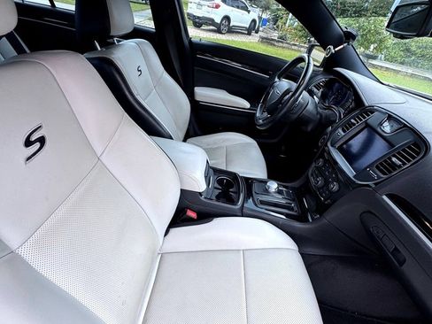 Used 2017 Chrysler 300 S w/ 300S Premium Group RWD image 9