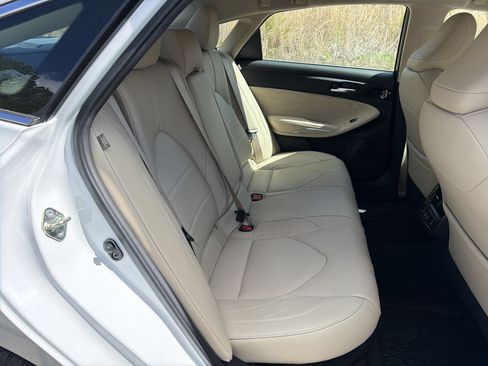 Used 2020 Toyota Avalon Limited image 15