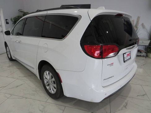 Used 2017 Chrysler Pacifica Touring-L FWD image 5