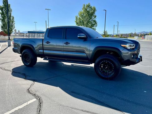 Used 2020 Toyota Tacoma TRD Off-Road w/ TRD Premium Off Road Package AWD/4WD image 10