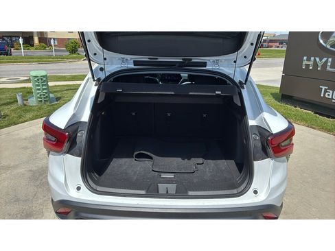 Used 2025 Chevrolet Trax LT w/ LT Convenience Package FWD image 9