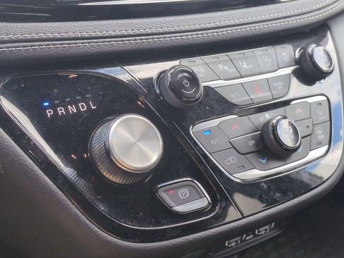 Used 2023 Chrysler Pacifica Touring-L w/ S Appearance Package image 17