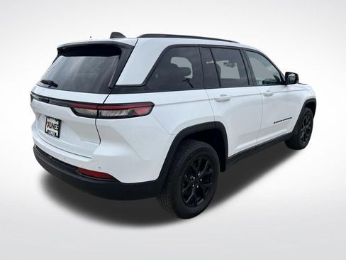 Used 2024 Jeep Grand Cherokee Altitude RWD image 8