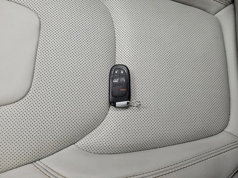 Used 2021 Jeep Cherokee Limited AWD/4WD image 32