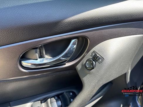 Used 2016 Nissan Rogue FWD image 7