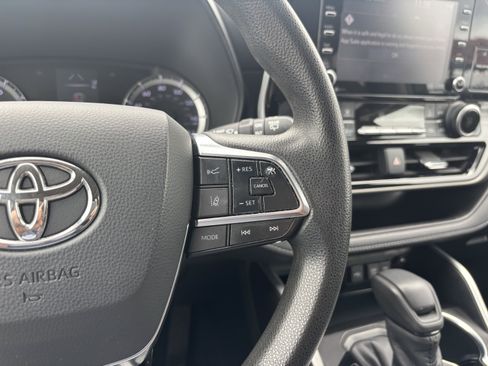 Used 2020 Toyota Highlander L FWD image 18