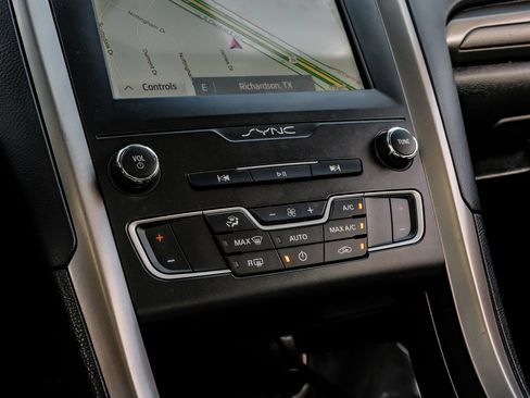 Used 2019 Ford Fusion SE FWD image 29