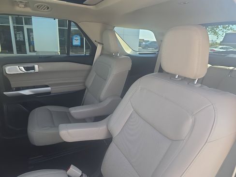 Used 2023 Ford Explorer Limited w/ Limited Technology Package image 16